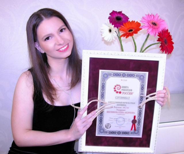 O rusoaică a atins recordul mondial pentru cele mai lungi unghii de pe Planetă! Timp de 4 ani nu și-a tăiat niciodată unghiile, iar acum au ajuns să aibă o lungime de neimaginat!