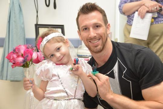 Povestea lor a făcut înconjurul lumii! Are 29 de ani și s-a căsătorit cu o fetiță de 4 ani care îl iubea enorm! Motivul este tulburător