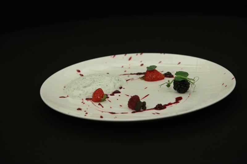 "Eu nu știu de unde să încep farfuria asta!" Un fost concurent din echipa Bontea revine cu un desert inedit: mousse de castravete