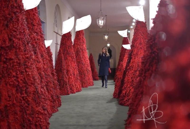 Casa Albă este gata să întâmpine sărbătorile de iarnă... cu brazi sângerii. Prima Doamnă a Statelor Unite, ironizată pentru decorațiunile alese  - VIDEO, FOTO