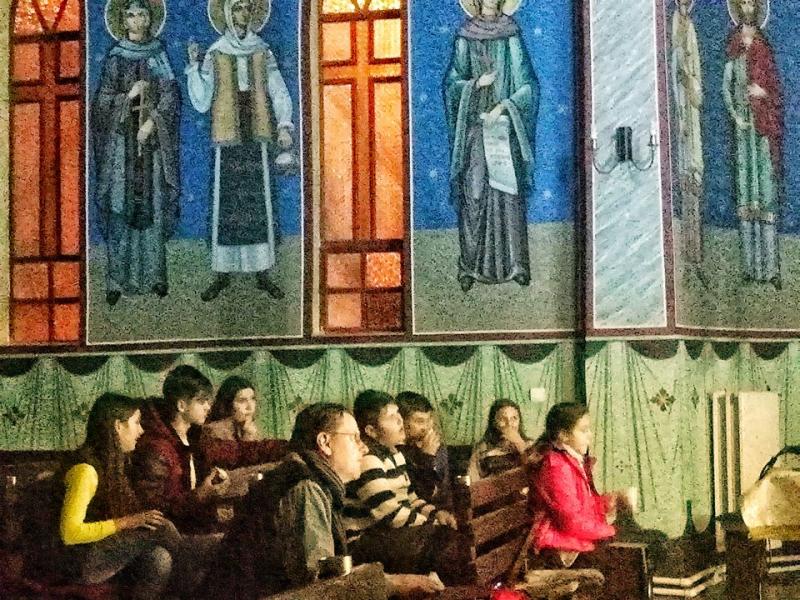 Adevărata mântuire a neamului! Un preot din Vatra Dornei este „părinte” pentru copiii nevoiași ai comunității în care slujește