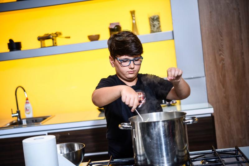 „Chefi la cuțite”, din nou lider de audiență cu peste două milioane de telespectatori