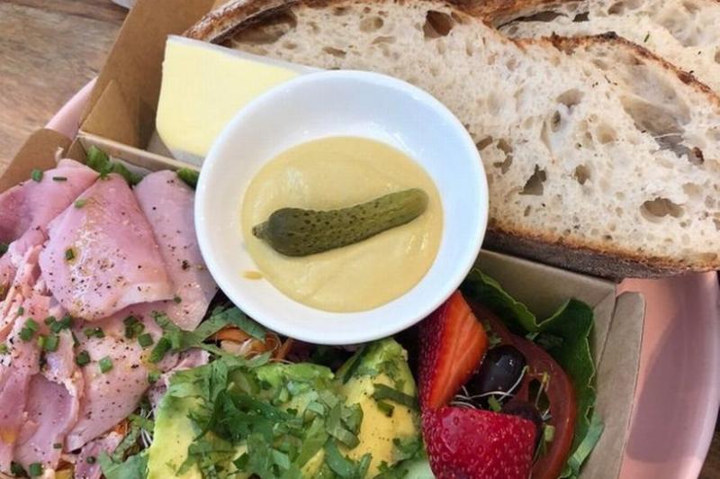 Un bărbat a comandat un sandviș, dar a trăit un adevărat șoc! Ce a primit pentru 70 de lei