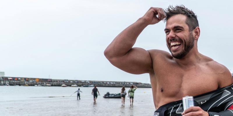 RECORD MONDIAL! Un bărbat a înotat 157 de zile în jurul Regatului Unit fără să pună piciorul pe uscat. Cum a reușit o asemenea performanță