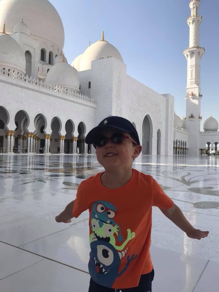 Viralul anului! Darius, îngerașul cu 29 de operații la ochi, care recită dumnezeiește: ”Să nu plângi atunci când treci printr-o durere”...