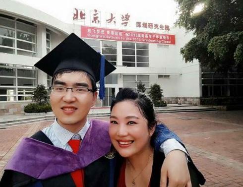 Portret de învingător! Un tânăr s-a născut cu handicap și paralizie cerebrală, dar a devenit student la Harvard