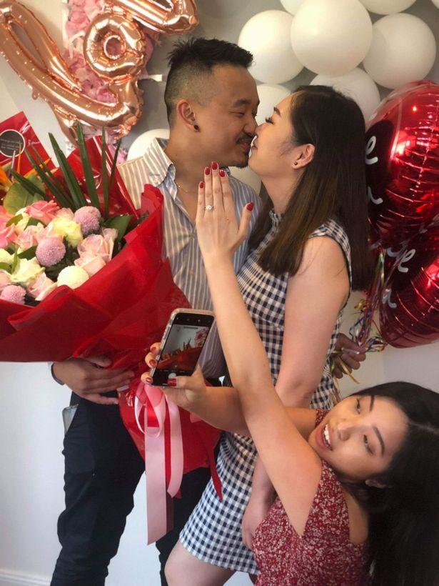 Cum a trișat o tânără în poza de la logodnă! Toată planeta s-a amuzat de situație