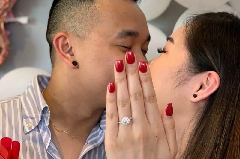 Cum a trișat o tânără în poza de la logodnă! Toată planeta s-a amuzat de situație