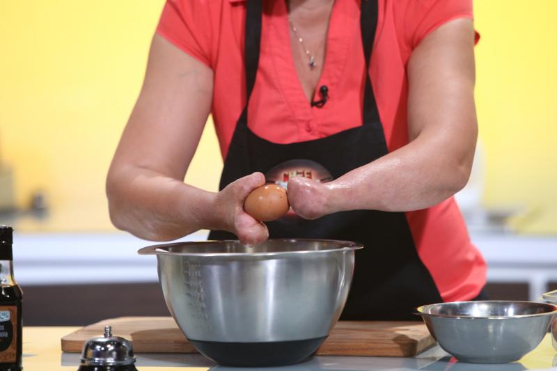 O concurentă cu handicap la mâini gătește la ”Chefi la cuțite”! Mărioara Stănescu are o super poveste de viață!