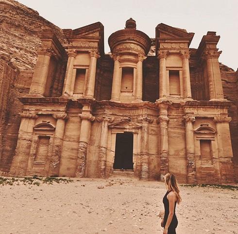 Ea este cea care a doborât toate RECORDURILE! La doar 27  de ani, este prima persoană care a CĂLĂTORIT în toate cele 196 de țări ale lumii