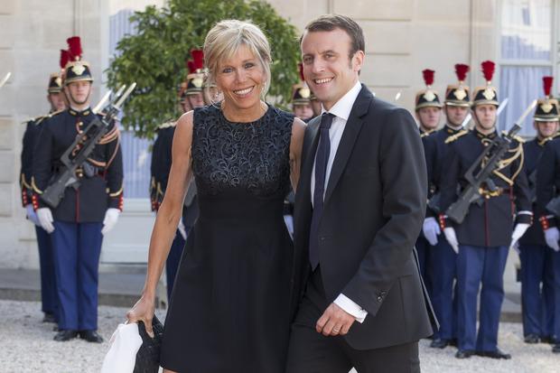 S-a încins atmosfera la Palatul Elysée! Emmanuel Macron, gelos pe soția sa: “Vrea să afle cu cine vorbeşte şi pe cine priveşte când nu sunt împreună”