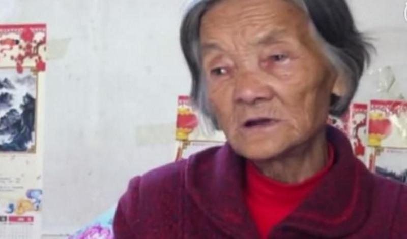 Uluitor! Un bărbat s-a trezit din comă după 12 ani, datorită mamei lui, care a ajuns să cântărească 30 de kilograme. „Nu voi renunța niciodată la el”