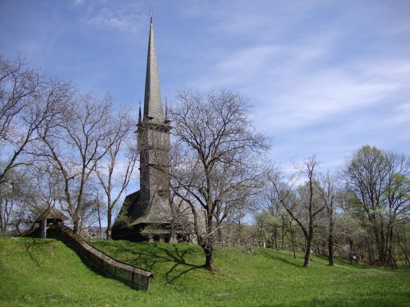 Biserica din România în care mii de oameni vin să vadă minunea cu... turn!