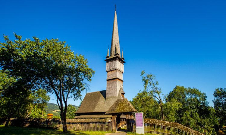 Biserica din România în care mii de oameni vin să vadă minunea cu... turn!