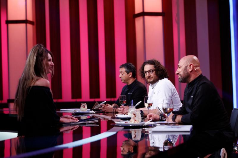 Caricaturi, cuțite și un concurent surpriză! Ce cadouri au primit Bontea, Dumitrescu și Scărlătescu