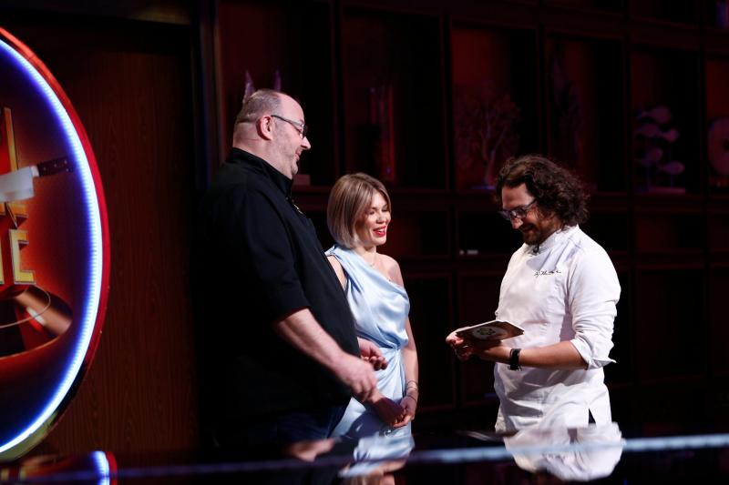 Caricaturi, cuțite și un concurent surpriză! Ce cadouri au primit Bontea, Dumitrescu și Scărlătescu