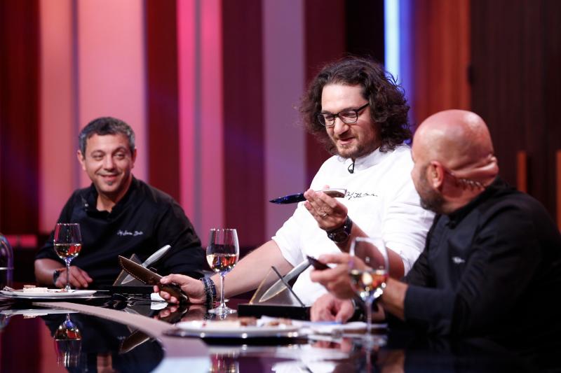 Caricaturi, cuțite și un concurent surpriză! Ce cadouri au primit Bontea, Dumitrescu și Scărlătescu