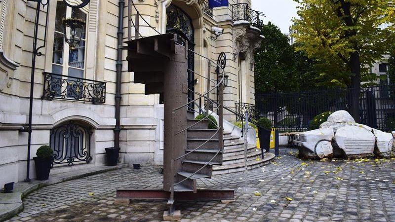 Licitație inedită în Franța! Un segment din scările Turnului Eiffel este scos la licitație! Suma neașteptată pe care specialiștii o estimează