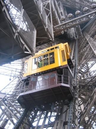 Licitație inedită în Franța! Un segment din scările Turnului Eiffel este scos la licitație! Suma neașteptată pe care specialiștii o estimează