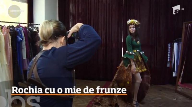 O rochie creată într-un atelier din Brăila FACE SENZAȚIE! Ținuta inedită realizată din 1000 de frunze de tei și stejar uscate poate concura cu marile case de modă!