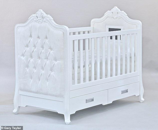 Au fost lansate pătuțuri pentru copii cu tablete integrate, costa 2.300 euro  – FOTO