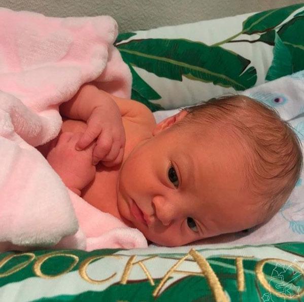 Este unul dintre cei mai îndrăgiți actori, dar este un tată iresponsabil. Actorul din filmul ,,Spărgătorii de nunți'' își reneagă fetița nou-născută și nu vrea să o vadă! Uite cât de frumoasă este fetița