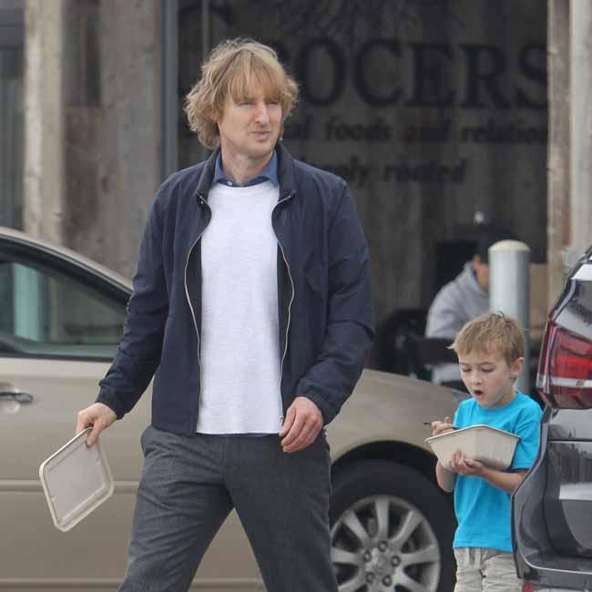 Este unul dintre cei mai îndrăgiți actori, dar este un tată iresponsabil. Actorul din filmul ,,Spărgătorii de nunți'' își reneagă fetița nou-născută și nu vrea să o vadă! Uite cât de frumoasă este fetița