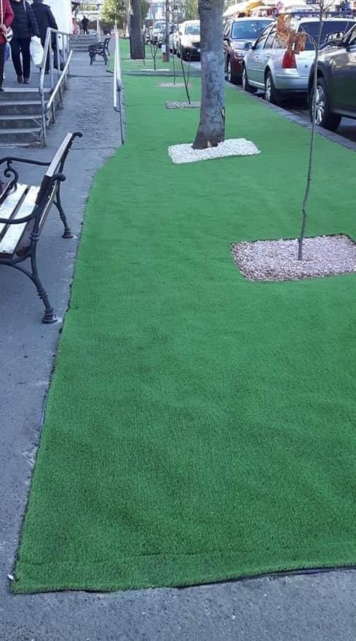 Aceste imagini au stârnit revoltă! Un primar din România a pus gazon artificial în oraş, pentru că este mai uşor de întreţinut