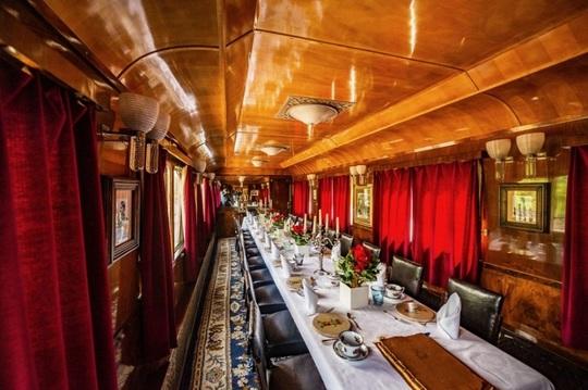 Patru generaţii ale familiei regale au călătorit cu trenul regal. De Ziua Naţională, trenul a ajuns la Alba Iulia