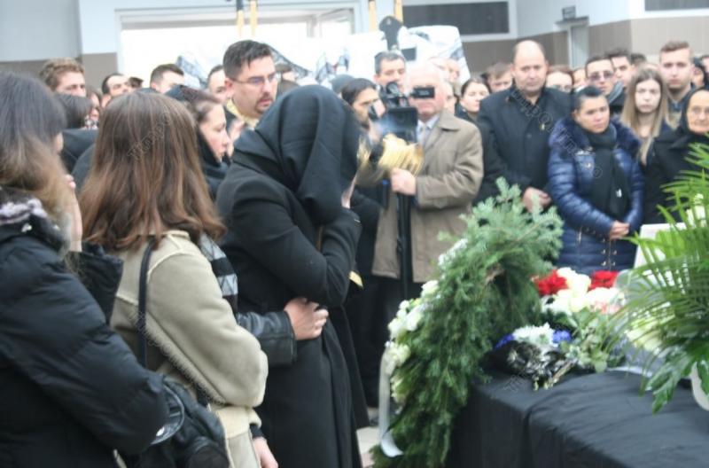 Cum a apărut Iustina la înmormântarea soțului ei, Andrei Pintican! Tânăra nu și-a putut stăpâni lacrimile