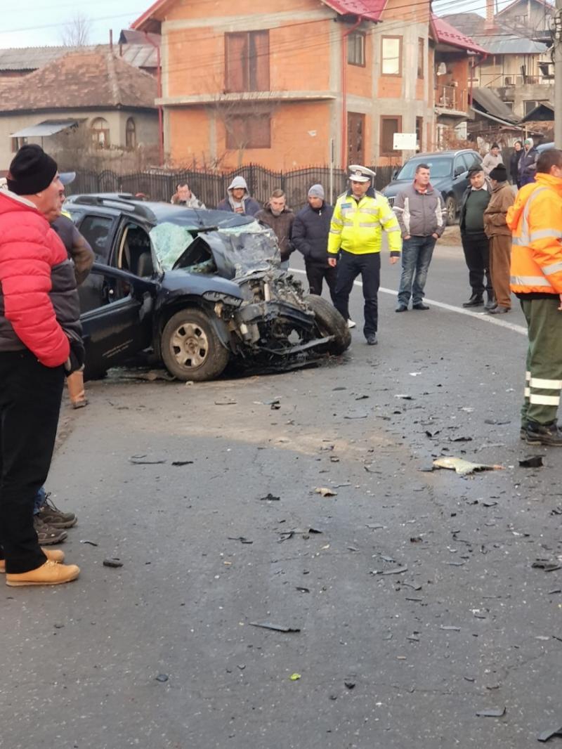 Accident cumplit în Argeș! O mașină s-a ciocnit cu un TIR. Două persoane au murit - FOTO