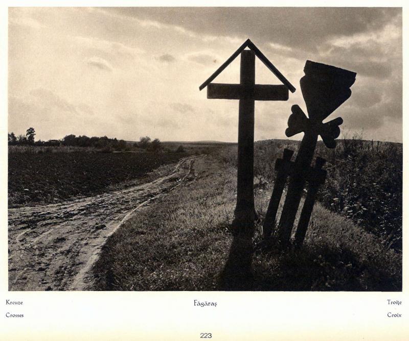 Cimitirul unde fiecare mort are două cruci: ”stâlpul” și troița cu acoperiș. ”E noua lui casă, noul lui oraș”