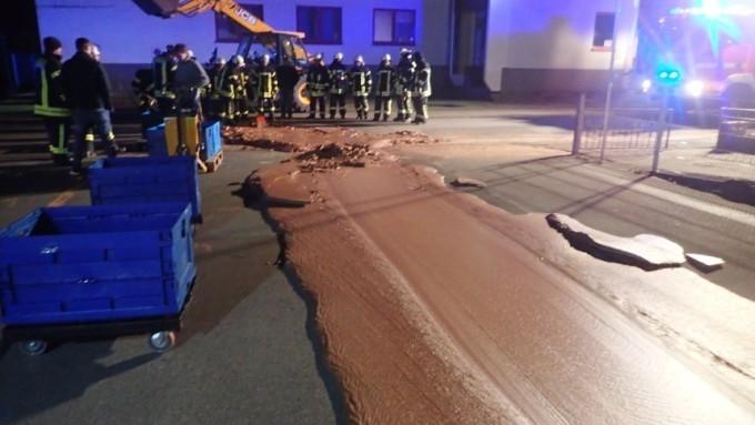 Pe o stradă din Germania s-a revărsat un “râu” de ciocolată! Imagini inedite cu tona de “desert” ajunsă pe șosea