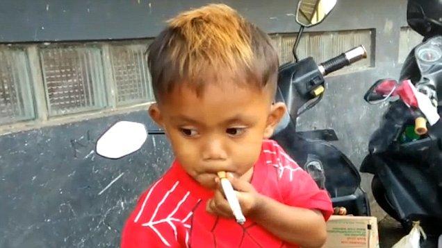 Cazul care a îngrozit o lume întreagă! Un băiețel de doi ani fumează două pachete de țigări pe zi! Explicația părinților e șocantă