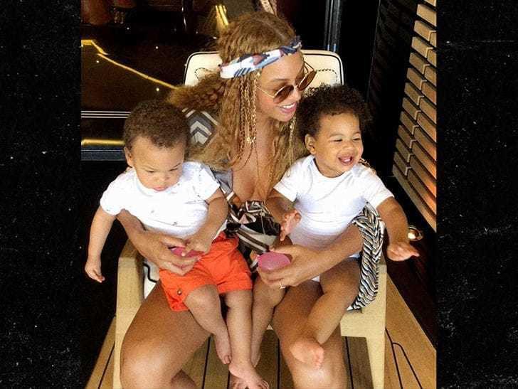 În sfârșit le-a arătat chipul! Iată cum arată gemenii lui Beyonce, într-o serie de imagini rare - FOTO