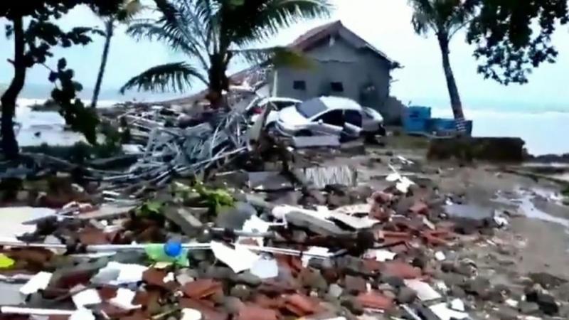 Bilanțul devastatorului tsunami din Indonezia a crescut îngrijorător! Sute de persoane și-au găsit sfârșitul, fără nicio șansă de scăpare