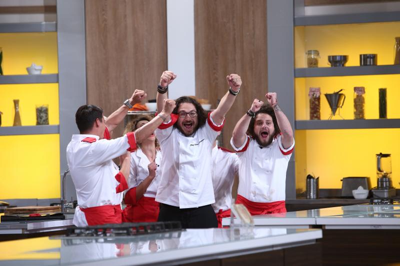 O nouă ediție savuroasă “Chefi la Cuțite” a început cu o probă pe măsură, emoții și preparate delicioase