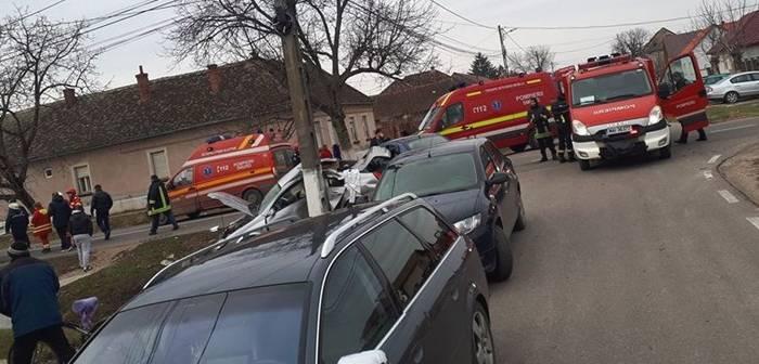 Accident cumplit, în urmă cu puțin timp! Trei persoane, duse de urgență la spital