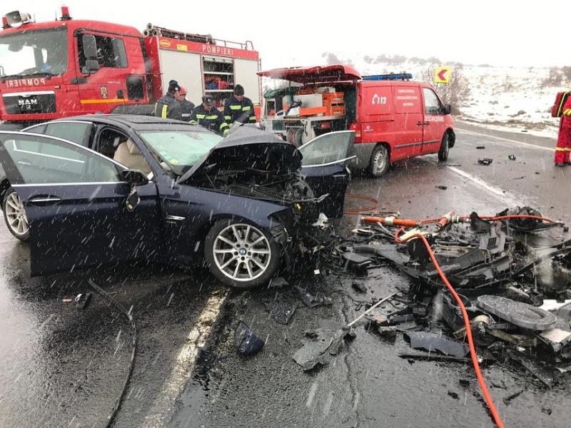 Accident cumplit! O mașină și un microbuz s-au ciocnit frontal (FOTO)