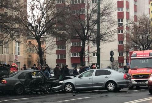Accident grav! Două mașini s-au ciocnit și șase persoane au fost rănite (FOTO)