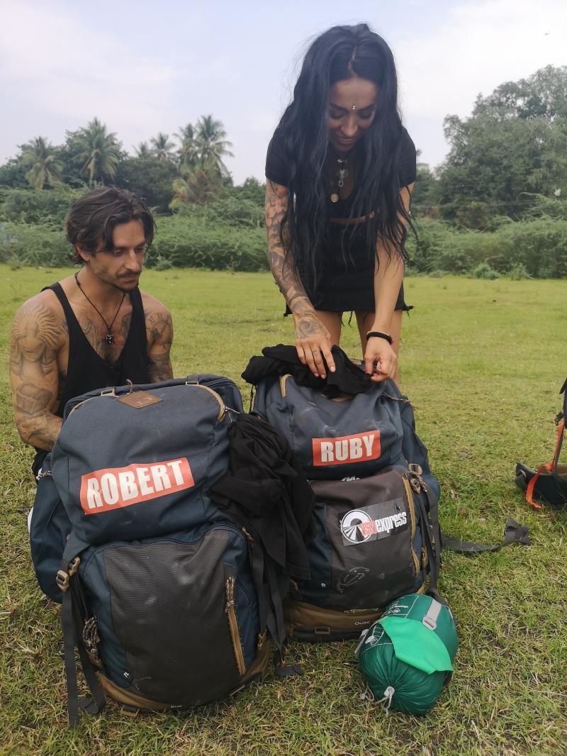 Ruby îşi usucã hainele în mers, în „Asia Express”