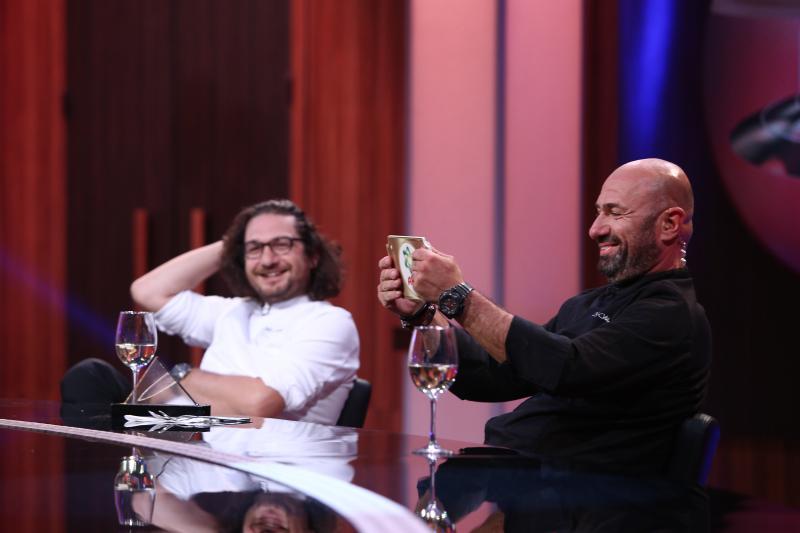 Verdictul a venit! O singură plăcintă a câștigat confruntarea chefilor. A reușit Scărlătescu să echilibreze situația?