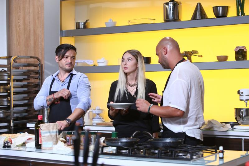 Cristina Scurtu a făcut show în bucătărie. "Pușca și cureaua lată, ce bărbați erați odată", dedicație specială pentru Liviu și Andrei