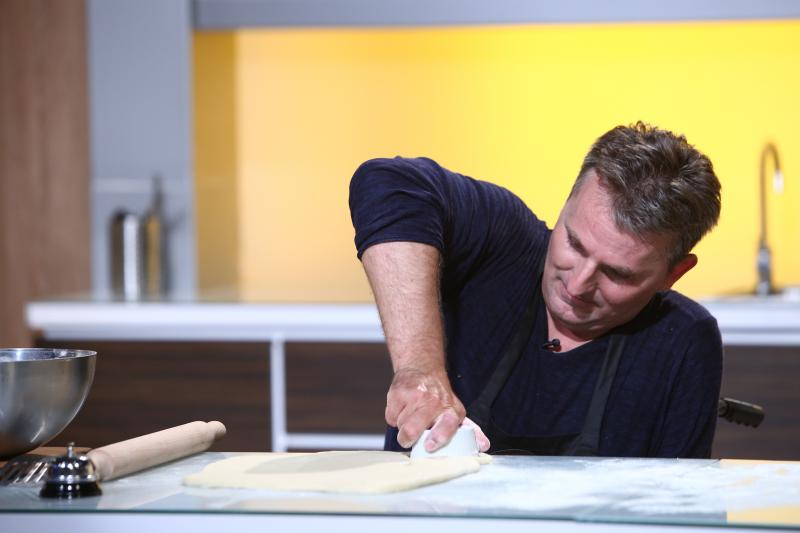 Florin Dumitrescu a dat CUȚITUL DE AUR! Povești puternice de viață, demonstrații de patriotism și mesaje din alte lumi, în ediția de marți „Chefi la cuțite”