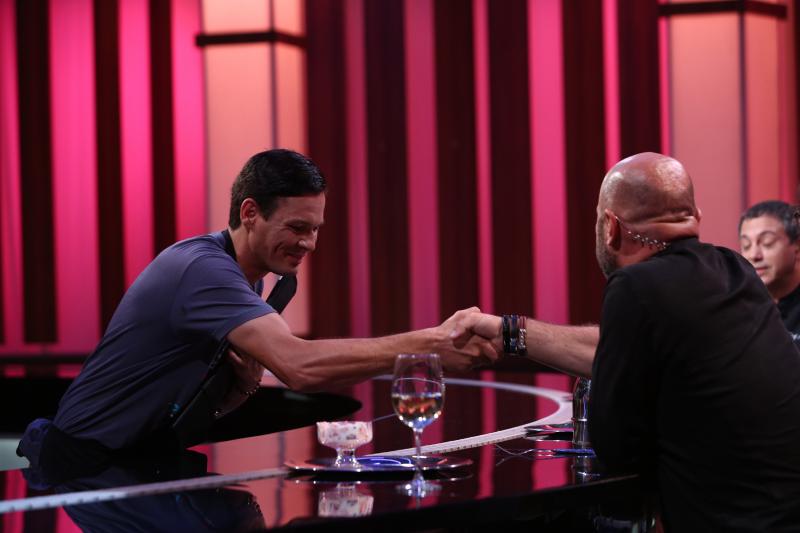 Florin Dumitrescu a dat CUȚITUL DE AUR! Povești puternice de viață, demonstrații de patriotism și mesaje din alte lumi, în ediția de marți „Chefi la cuțite”