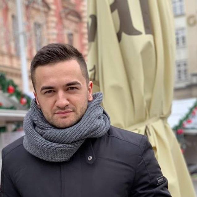 A ales să moară în ziua în care a divorțat! Un tânăr de 27 de ani și-a pierdut viața după ce a intrat cu mașina în stâlpul unei pasarele