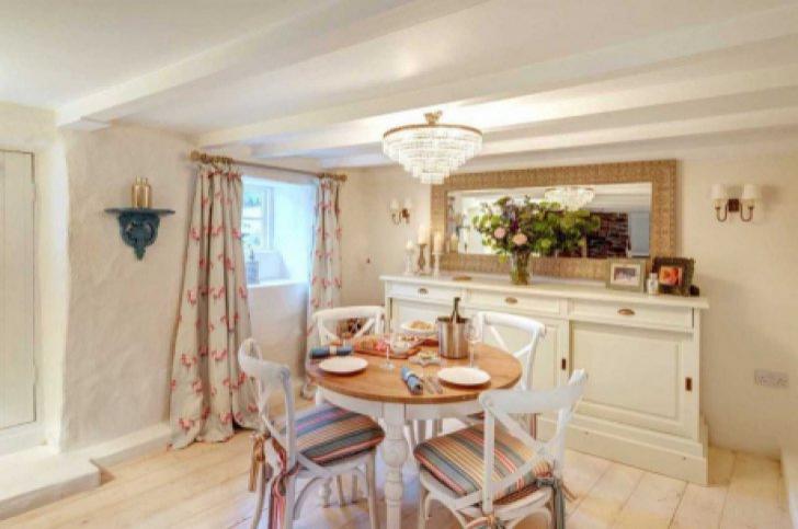 Au vrut să cumpere o casă veche de 300 ani, dar au înghețat când au văzut ce se află în interior