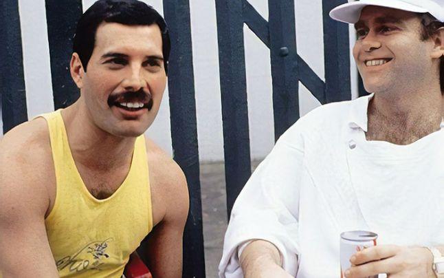 Elton John, dezvăluiri emoționante despre ultimele clipe din viața lui Freddie Mercury. Ce cadou a primit, imediat după moartea artistului: “Aveam 44 de ani atunci și plângeam ca un copil”