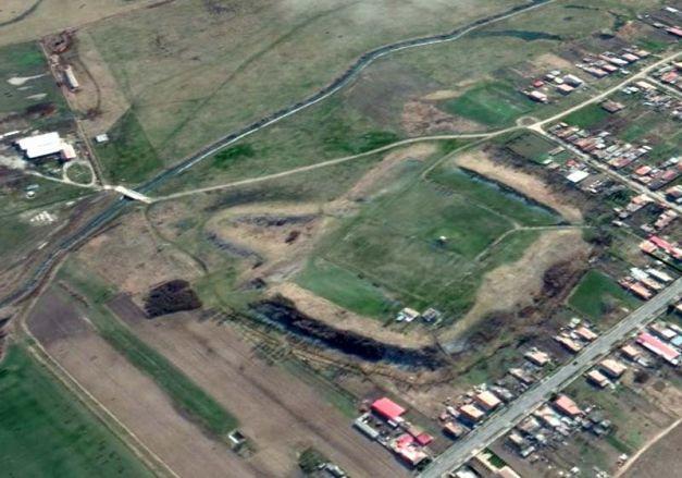 Au făcut teren de fotbal din cetatea lui Menumorut. Aici băteam unguri. Acum batem cornere!