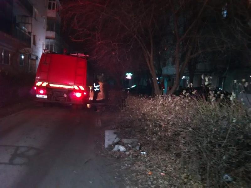 Incendiu puternic într-un bloc din Filiași! O persoană a murit, iar alte trei au ajuns la spital!